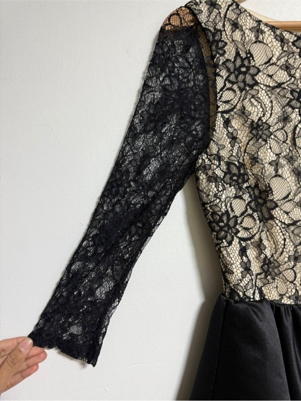 Alice + Olivia Black Lace Fit & Flare Cocktail Dress Size 2 Silk Blend - Picture 9 of 12